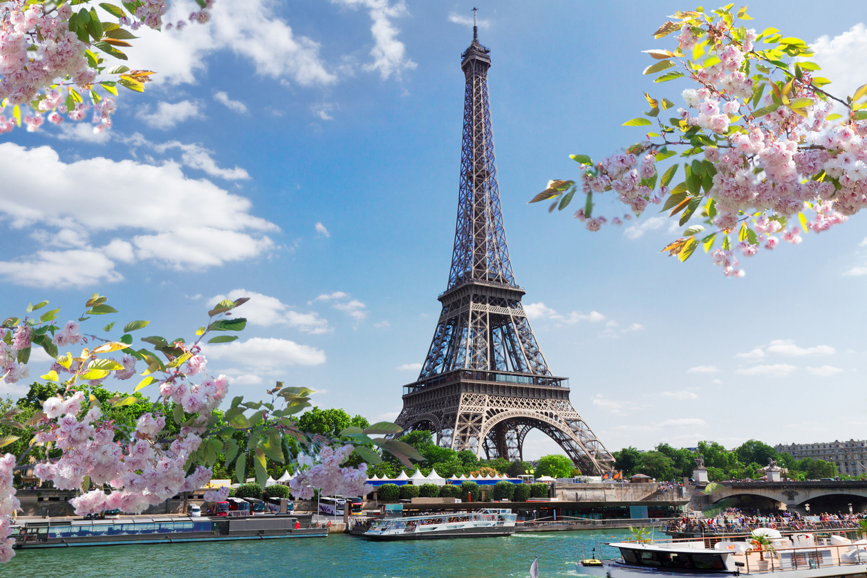 Eiffel tour over Seine river