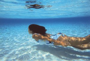 Swimming-Underwater-in-the-Ocean-in-Tahiti