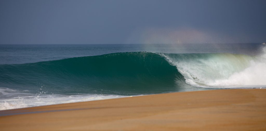 Glassy wave peels along the beach in Les Landes