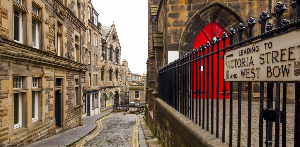 Small narrow street in the old town of Edinburgh.