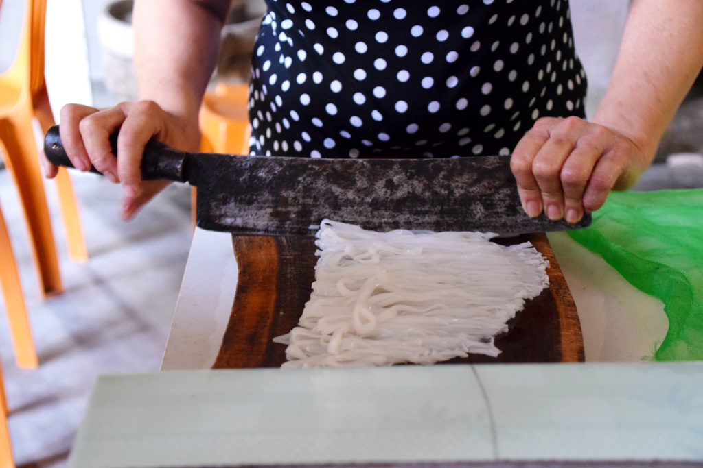 Rice noodle cutting