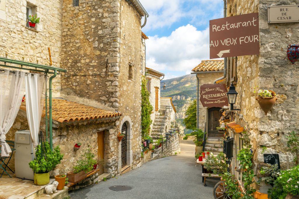 Medieval-hilltop-village-of-Gourdon