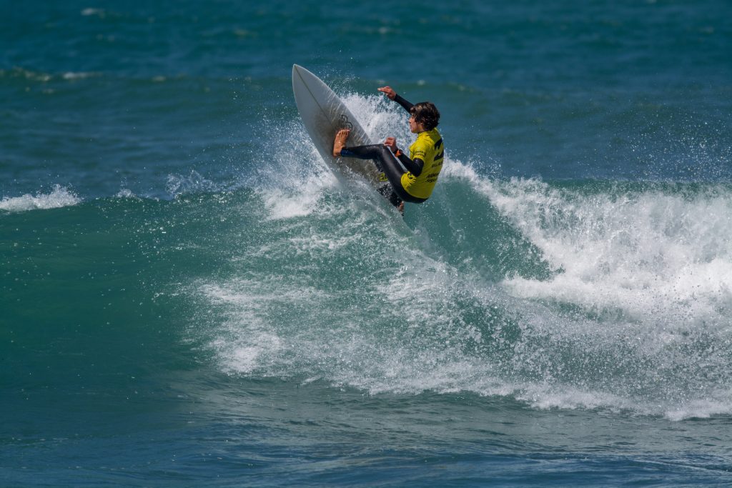 Off-the-lip-surfing-in-Ericeira