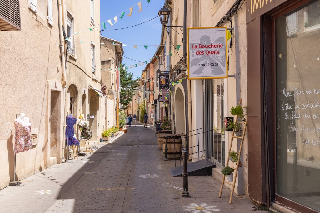 Shops on an alley in L'Isle-sur-la-Sorgue